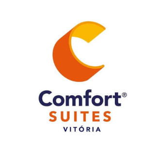 Logo da Comfort Suites Vitória, organização atendida pela Avance Consultoria